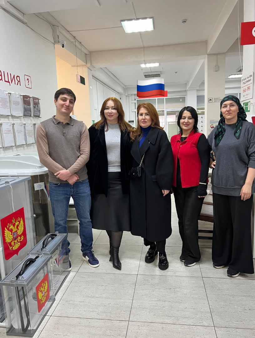 Коллектив Управления ЗАГС Министерства юстиции РД сегодня принял активное участие в выборах Президента РФ